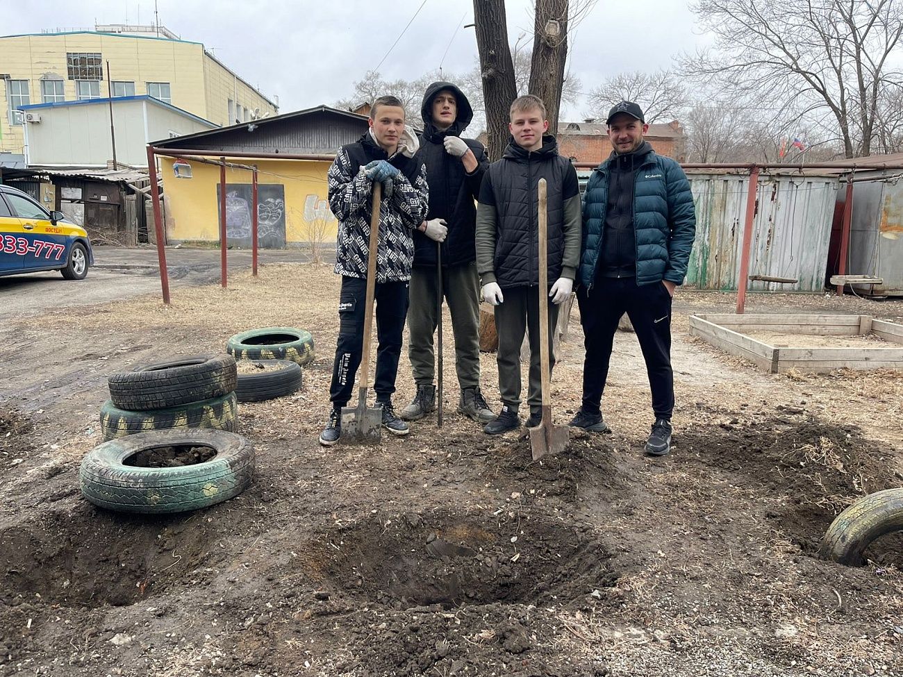 Члены Молодежного совета при Думе УГО убрали старые шины во дворе жилого  дома | 01.04.2024 | Уссурийск - БезФормата